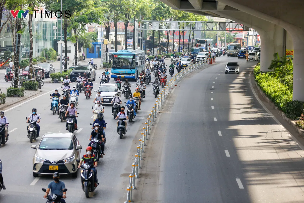 Ngày đầu phân làn phương tiện trên đường Phạm Văn Đồng: Xe máy vẫn tràn vào làn ô tô - Ảnh 12.