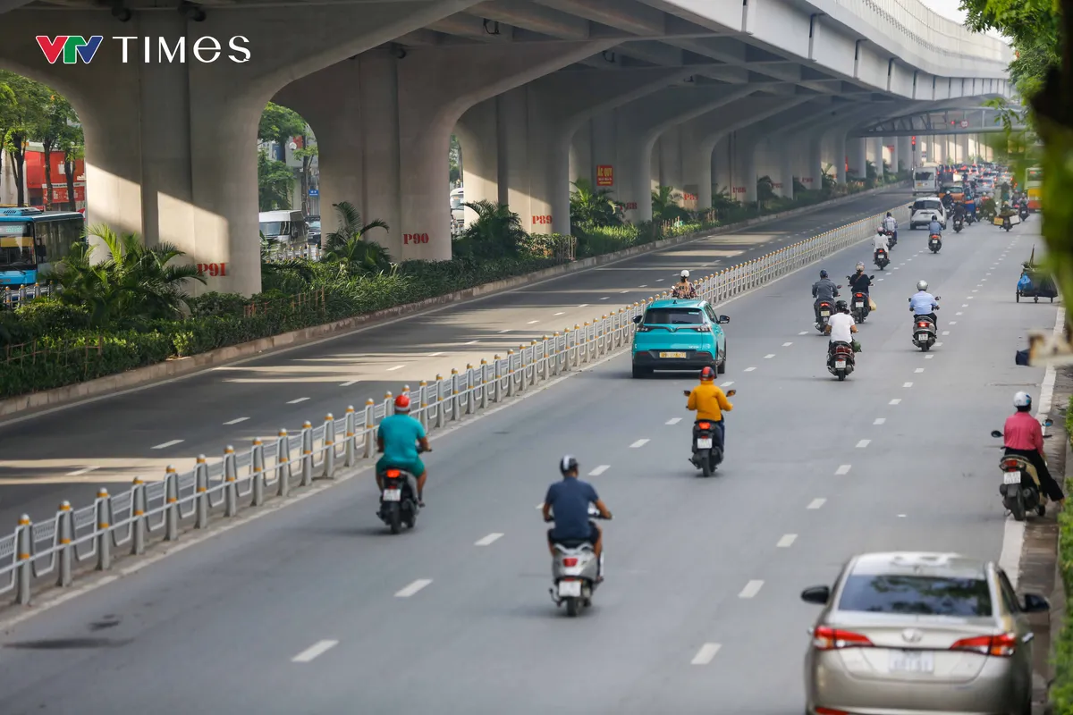 Ngày đầu phân làn phương tiện trên đường Phạm Văn Đồng: Xe máy vẫn tràn vào làn ô tô - Ảnh 13.