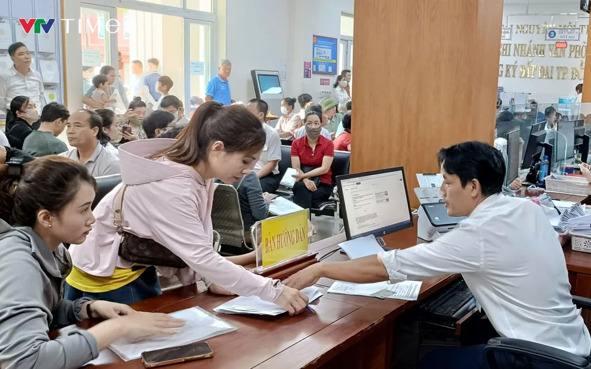 Cán bộ Trung tâm hành chính công tại phường Đồng Hới, tỉnh Quảng Trị đang hướng dẫn người dân làm thủ tục Cán bộ Trung tâm hành chính công tại phường Đồng Hới, tỉnh Quảng Trị đang hướng dẫn người dân làm thủ tục