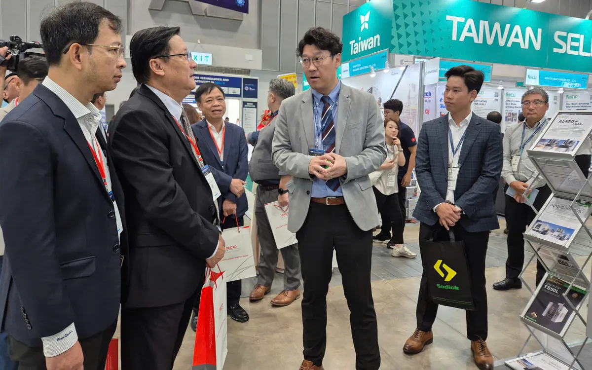 Các doanh nghiệp giới thiệu linh kiện, sản phẩm phục vụ công nghiệp hỗ trợ trong nước. Các doanh nghiệp giới thiệu linh kiện, sản phẩm phục vụ công nghiệp hỗ trợ trong nước.