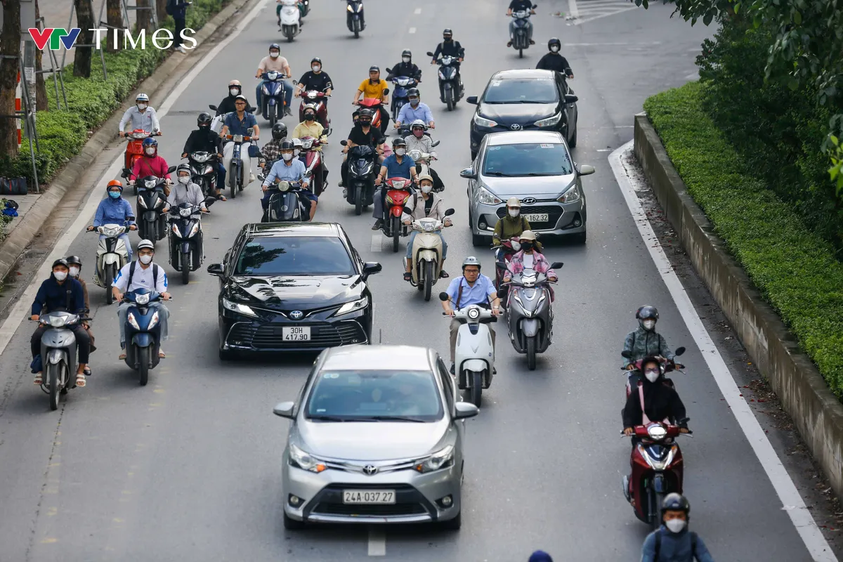 Ngày đầu phân làn phương tiện trên đường Phạm Văn Đồng: Xe máy vẫn tràn vào làn ô tô - Ảnh 14.