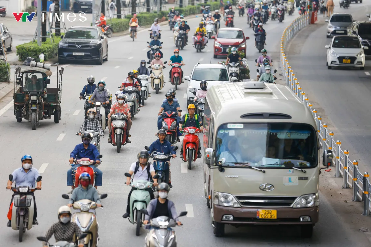 Ngày đầu phân làn phương tiện trên đường Phạm Văn Đồng: Xe máy vẫn tràn vào làn ô tô - Ảnh 16.