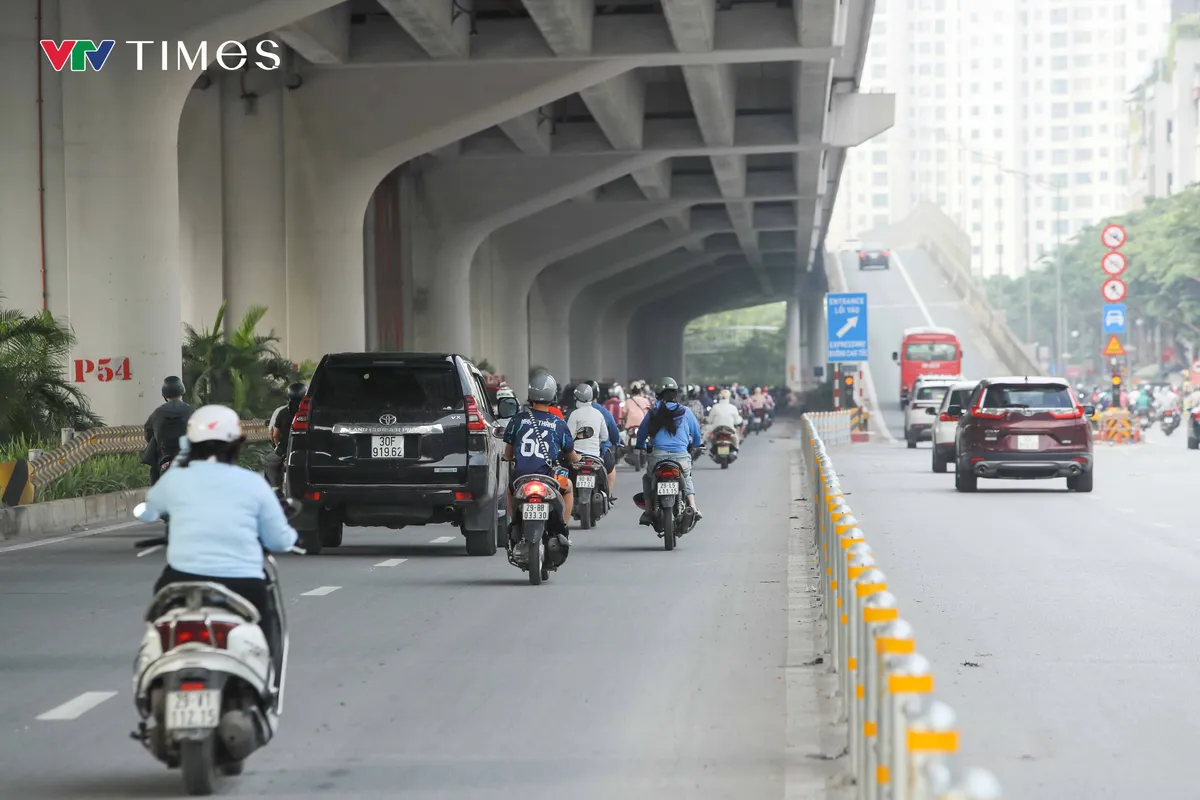 Ngày đầu phân làn phương tiện trên đường Phạm Văn Đồng: Xe máy vẫn tràn vào làn ô tô - Ảnh 10.