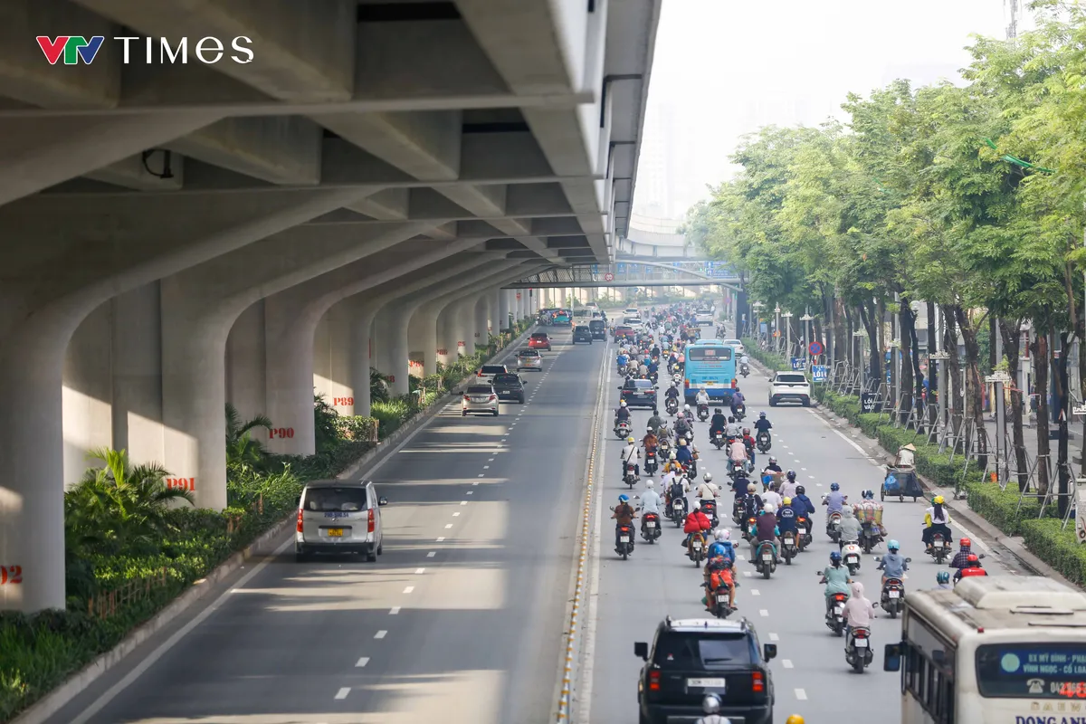 Ngày đầu phân làn phương tiện trên đường Phạm Văn Đồng: Xe máy vẫn tràn vào làn ô tô - Ảnh 17.