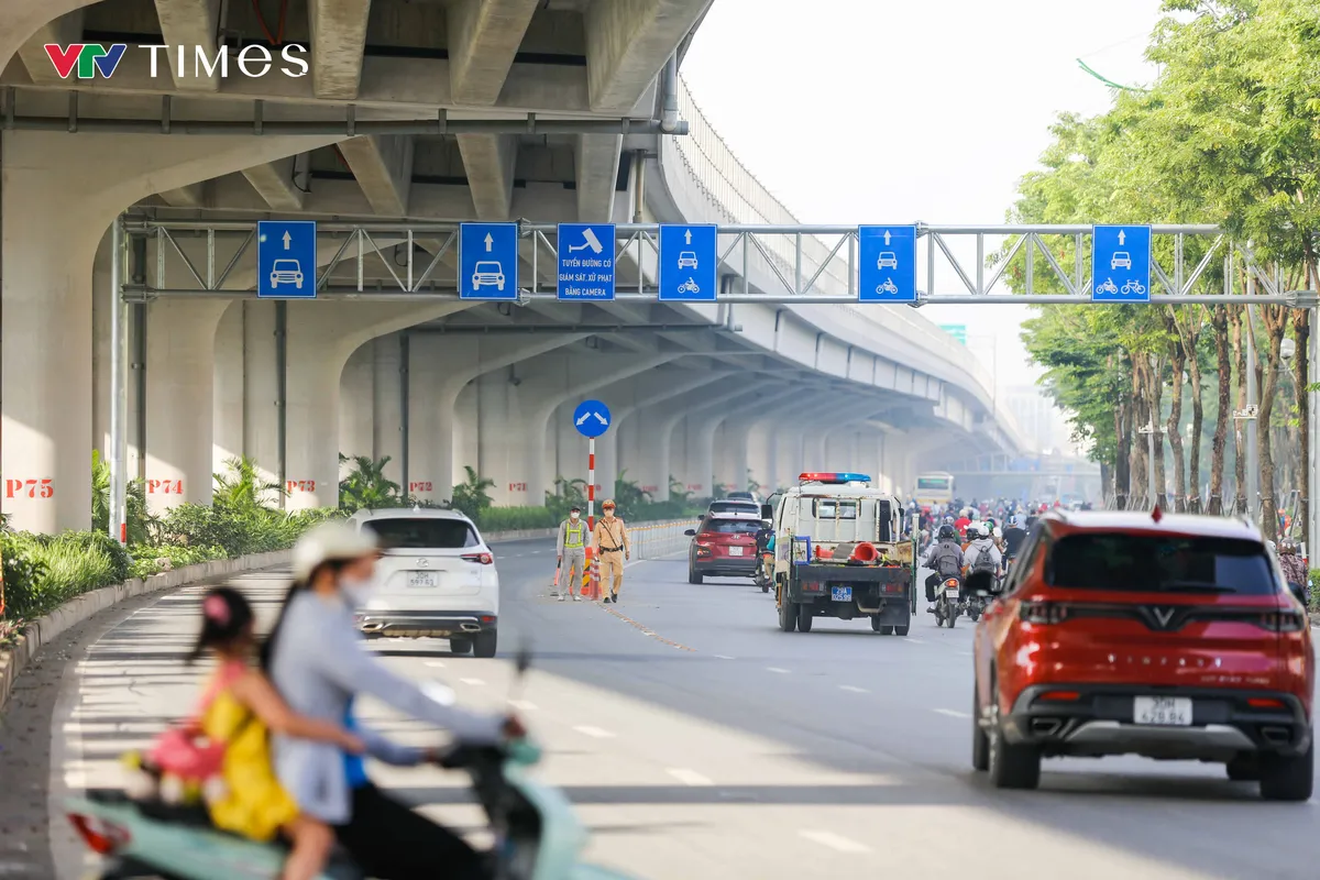 Ngày đầu phân làn phương tiện trên đường Phạm Văn Đồng: Xe máy vẫn tràn vào làn ô tô - Ảnh 15.