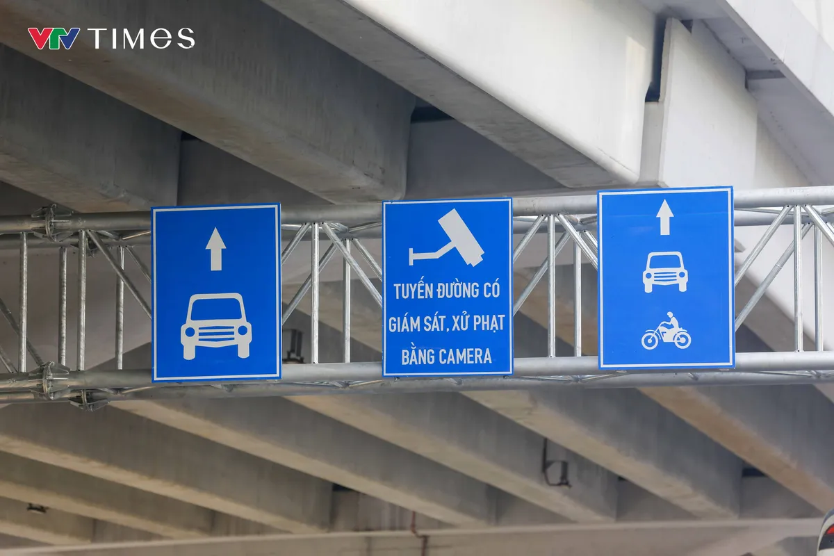 Ngày đầu phân làn phương tiện trên đường Phạm Văn Đồng: Xe máy vẫn tràn vào làn ô tô - Ảnh 5.