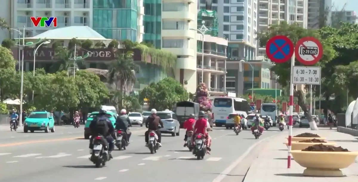Khóa bánh xe với ô tô đỗ sai quy định ở Nha Trang - Ảnh 2.