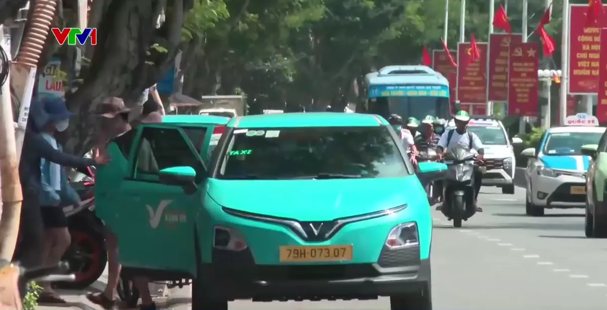 Khóa bánh xe với ô tô đỗ sai quy định ở Nha Trang - Ảnh 3.