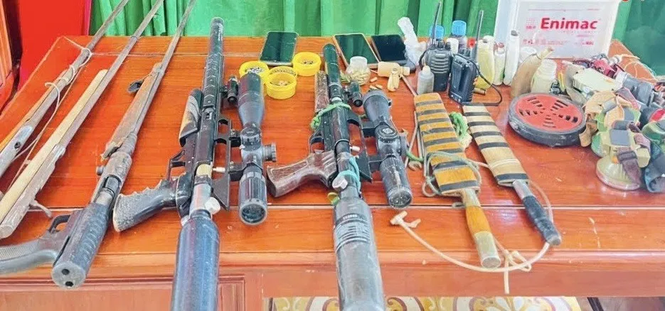 Nghệ An: Khởi tố 3 đối tượng về h&agrave;nh vi t&agrave;ng trữ s&uacute;ng qu&acirc;n dụng tr&aacute;i ph&eacute;p - Ảnh 1.