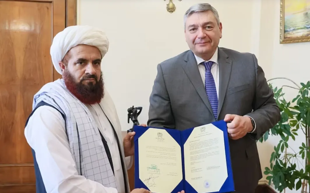 Tân Đại sứ Afghanistan tại Nga, ông Gul Hassan Hassan (trái), trình quốc thư cho Thứ trưởng Ngoại giao Nga Andrey Rudenko (Ảnh: Bộ Ngoại giao Nga)