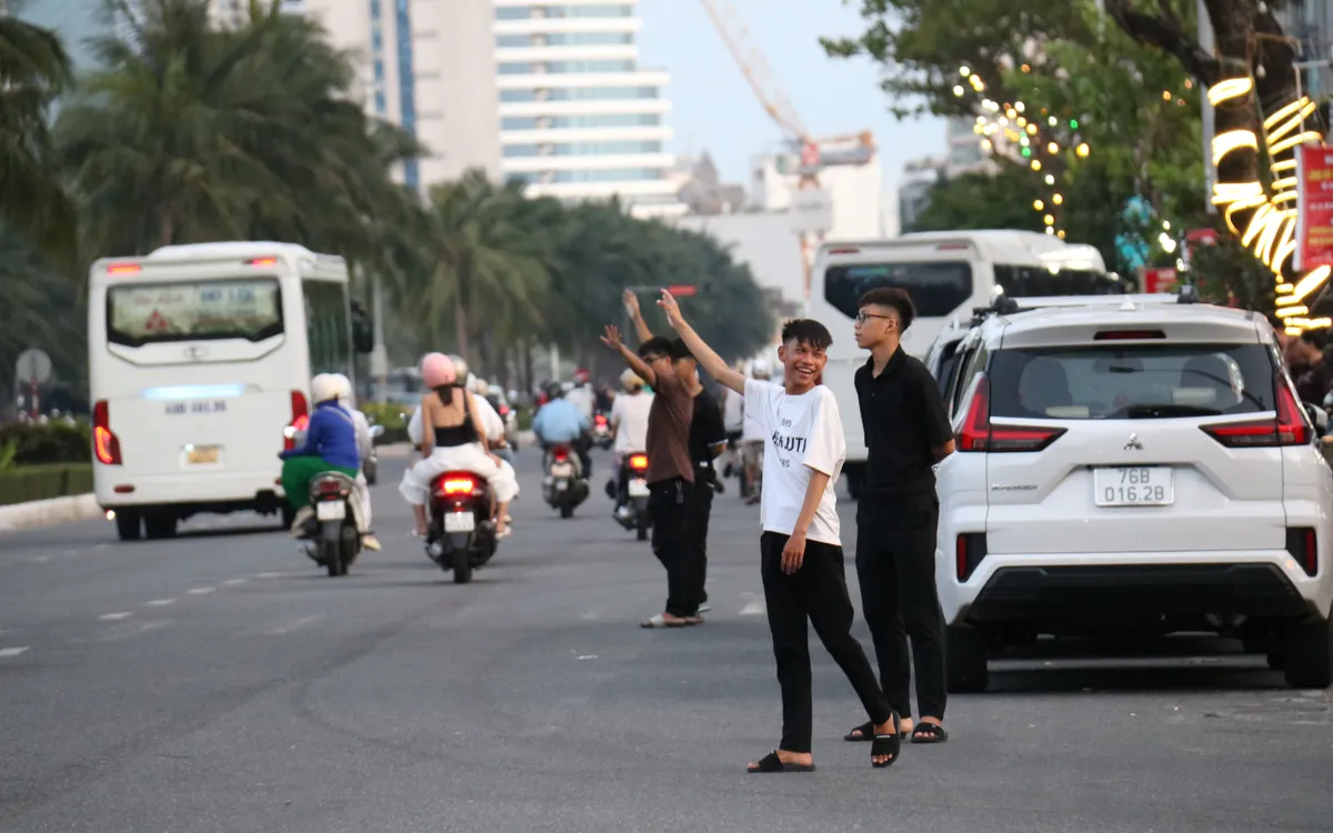 Tình trạng nhân viên xuống đường để vẫy khách gây mất trật tự đô thị, mất an toàn giao thông và ảnh hưởng đến mỹ quan của thành phố du lịch.J
