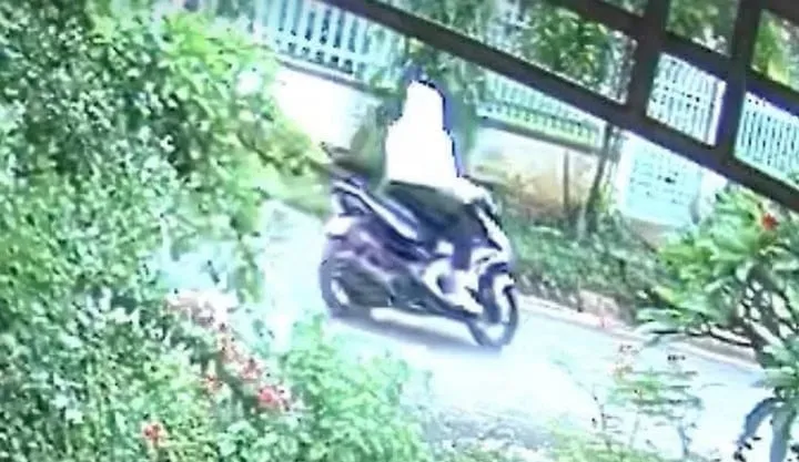 Cháu bé 5 tuổi nghi bị người phụ nữ đi xe máy tông trúng rồi bỏ chạy - Ảnh 1.