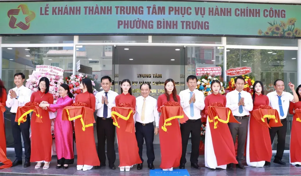 TP Hồ Chí Minh: Người dân làm thủ tục tăng mạnh sau hợp nhất - Ảnh 2.