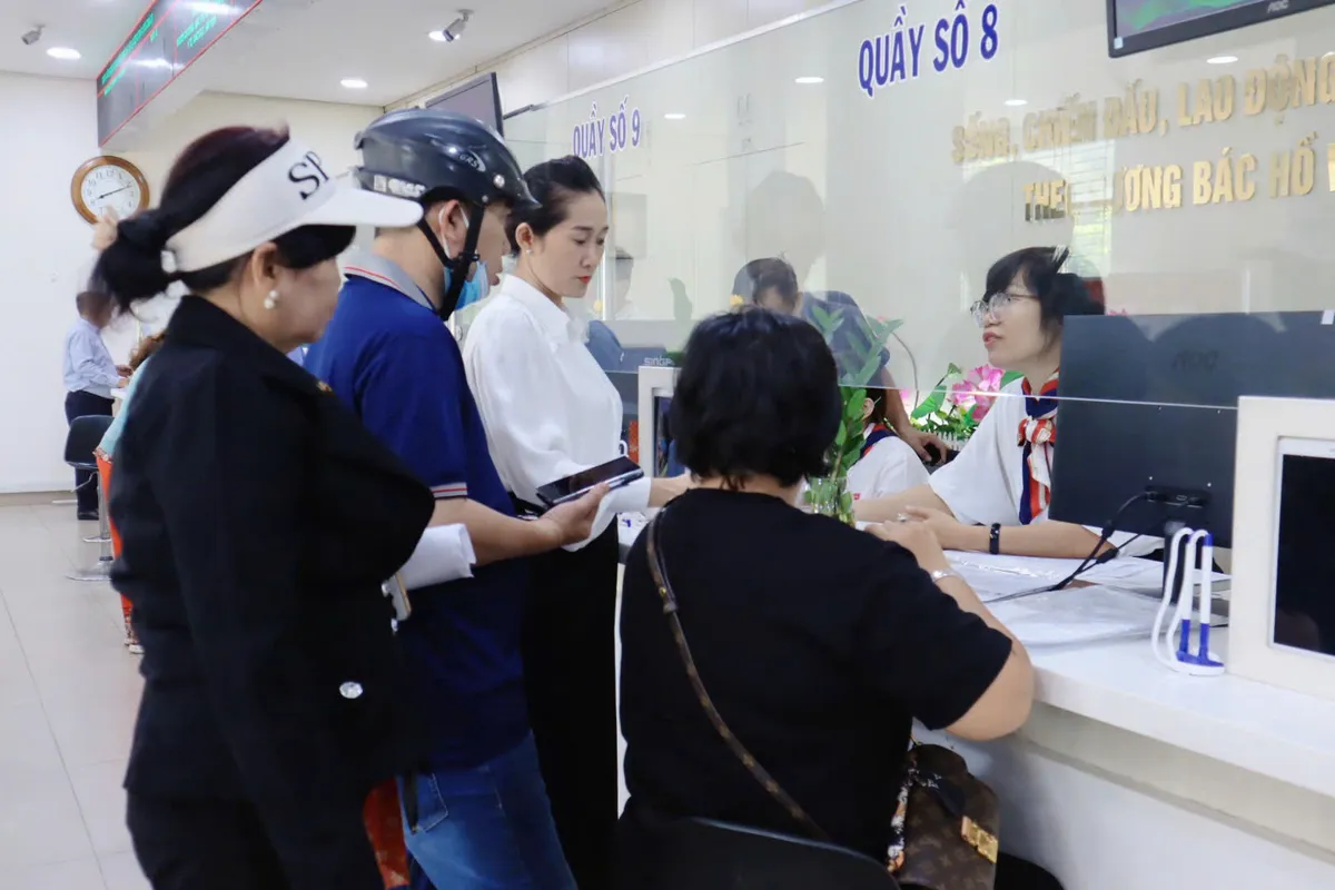 TP Hồ Chí Minh: Người dân làm thủ tục tăng mạnh sau hợp nhất - Ảnh 1.
