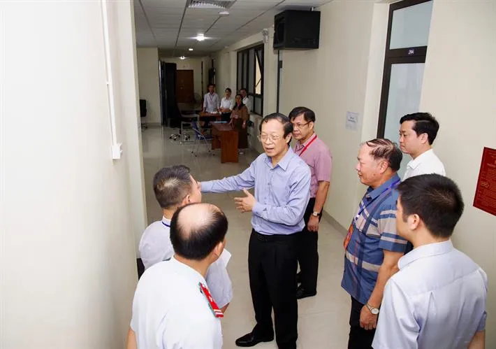Chấm thi tốt nghiệp THPT 2025: Nghiêm túc, ổn định, đặt quyền lợi thí sinh lên hàng đầu - Ảnh 2.