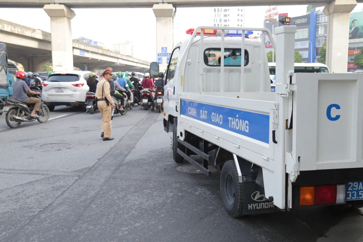 CSGT Hà Nội dùng ô tô đặc chủng, kịp thời đưa cháu bé bị sốt cao đi cấp cứu - Ảnh 1.