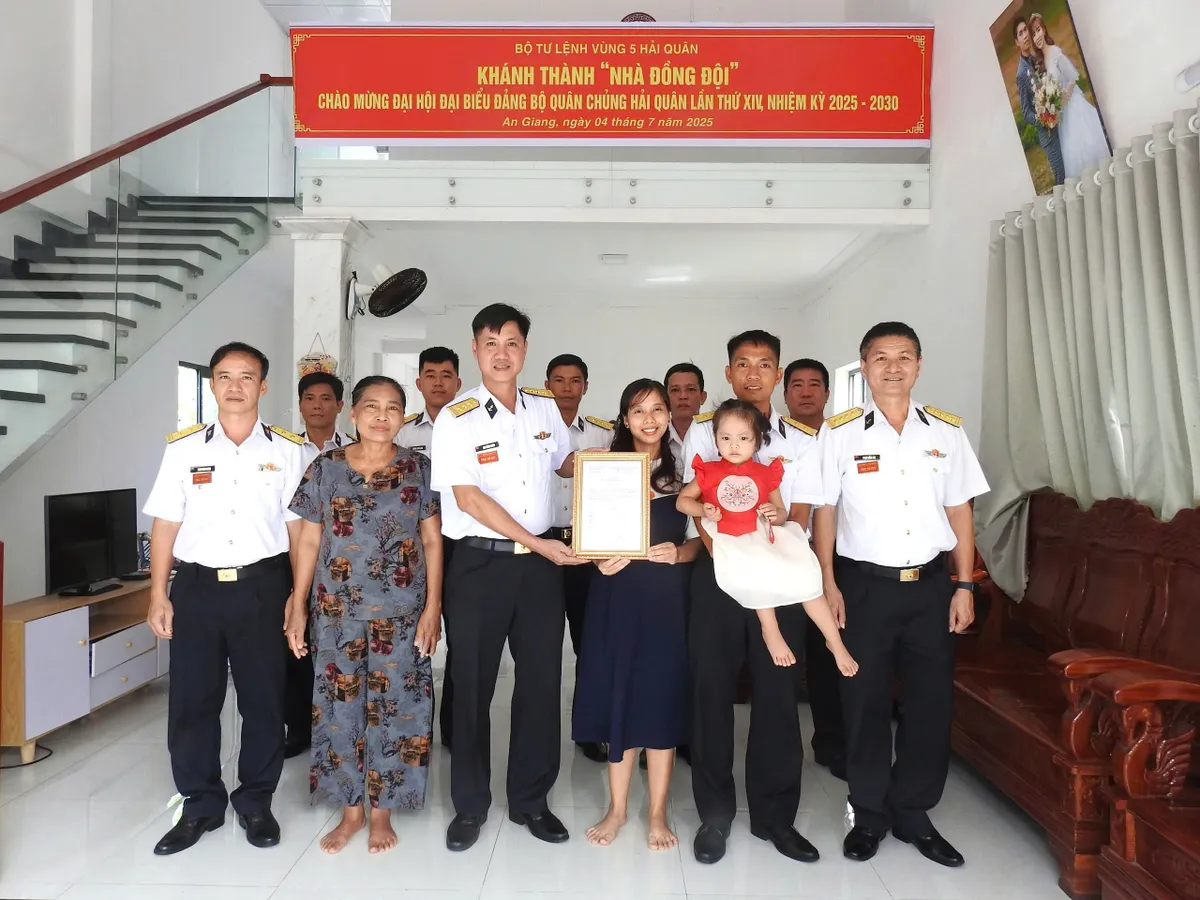 Bàn giao "Nhà đồng đội" cho các gia đình quân nhân có hoàn cảnh khó khăn- Ảnh 1. Bàn giao "Nhà đồng đội" cho các gia đình quân nhân có hoàn cảnh khó khăn- Ảnh 1.