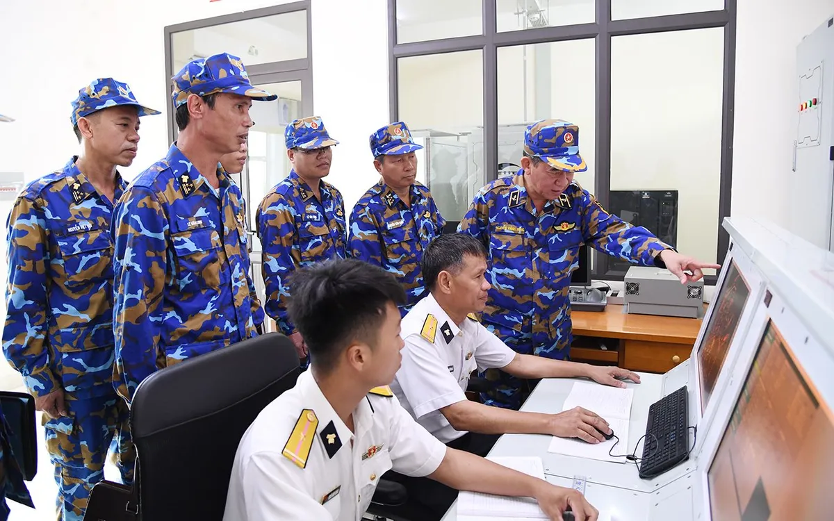Chuẩn Đô đốc Nguyễn Đình Hùng kiểm tra kíp trực Trạm ra đa 610 thực hiện nhiệm vụ.