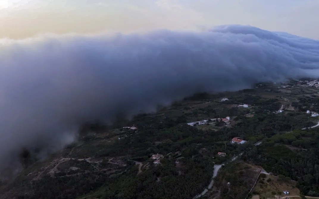 Một đám mây cuộn hiếm gặp xuất hiện gần Cabo da Roca, Bồ Đào Nha trong đợt nắng nóng, ngày 29/6/2025. (Ảnh: AFP) Một đám mây cuộn hiếm gặp xuất hiện gần Cabo da Roca, Bồ Đào Nha trong đợt nắng nóng, ngày 29/6/2025. (Ảnh: AFP)