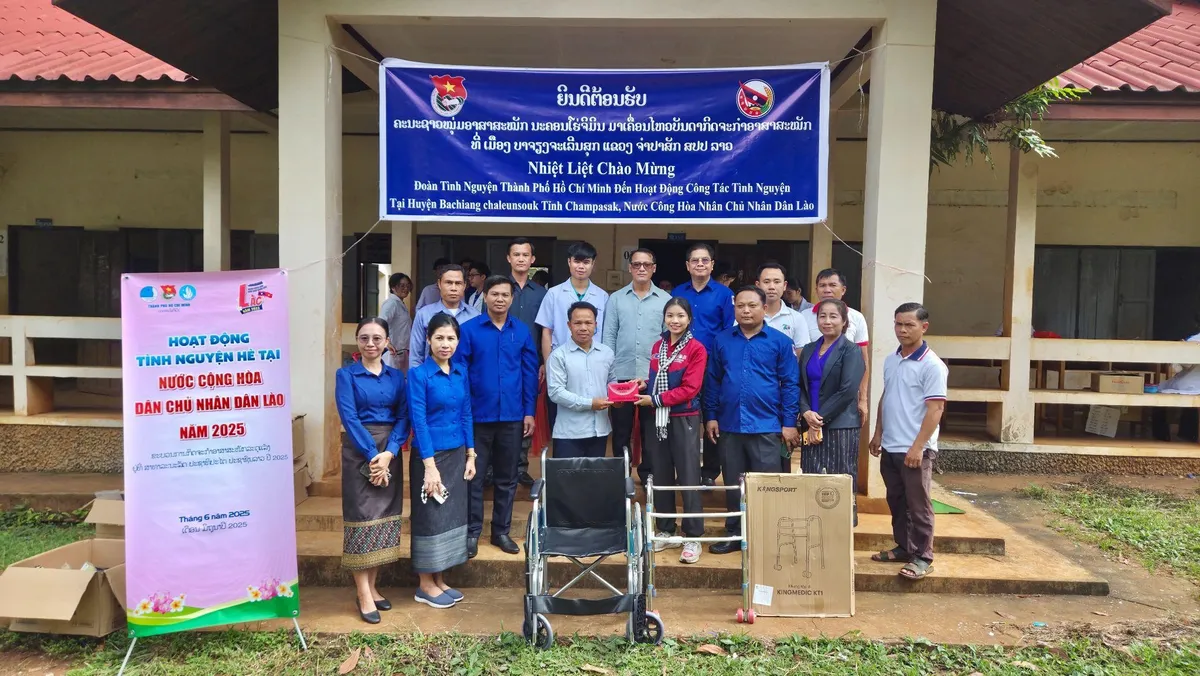 Trao tặng hàng trăm thiết bị y tế đến với người dân Lào- Ảnh 3.