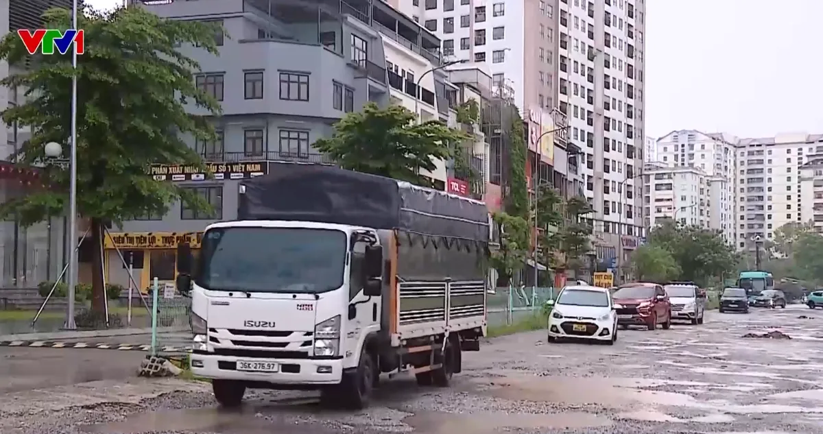 Hàng trăm “ổ gà, ổ voi” trên tuyến đường dài 1km ở Hà Nội - Ảnh 1.