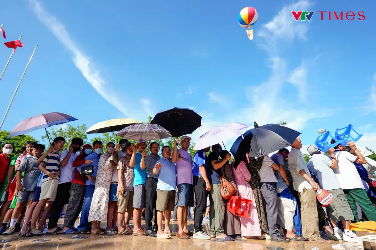 Vĩnh Phúc ‘nóng rực’ sáng 5/7: Biển người xếp hàng mua vé xem bóng chuyền- Ảnh 1.