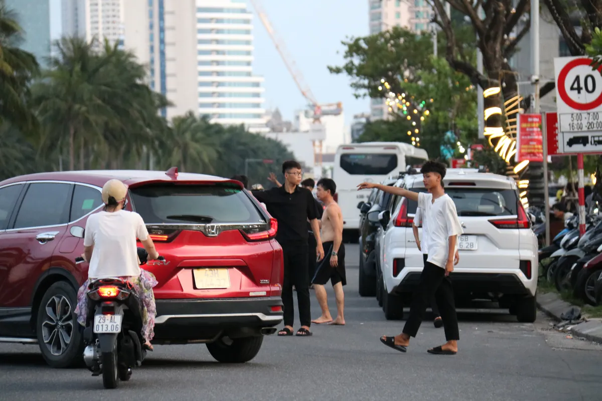 Mất trật tự đô thị trên tuyến đường ven biển Đà Nẵng: Bao giờ dẹp được? - Ảnh 1.