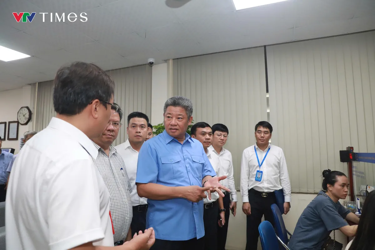Phục vụ hành chính công ở Hà Nội: Cán bộ lo toan, người dân hồ hởi, phần mềm hụt hơi - Ảnh 4.