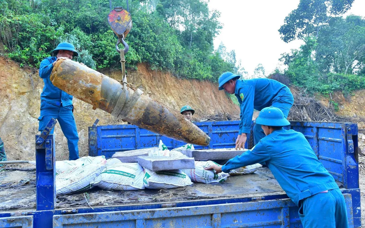 Lực lượng chức năng di dời quả bom nửa tấn đến nơi an toàn. Ảnh Ngọc Quân. Lực lượng chức năng di dời quả bom nửa tấn đến nơi an toàn. Ảnh Ngọc Quân.