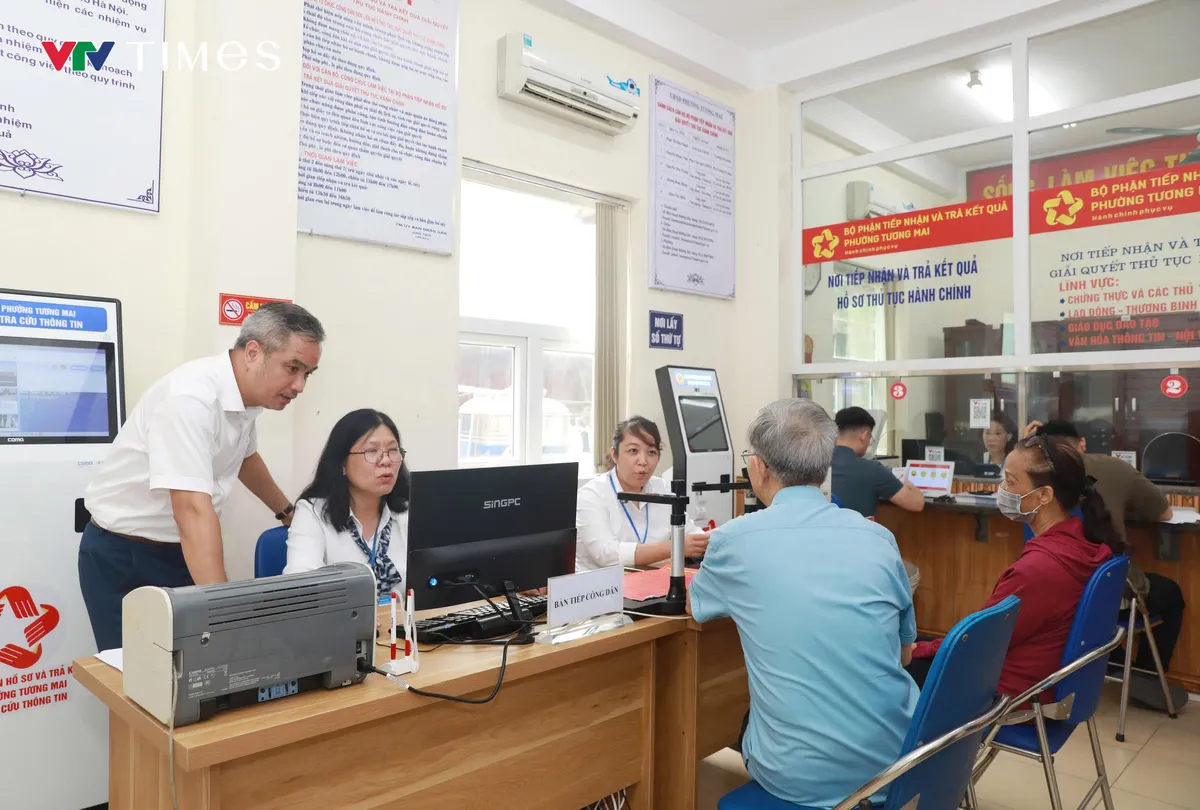 Phục vụ hành chính công ở Hà Nội: Cán bộ lo toan, người dân hồ hởi, phần mềm hụt hơi - Ảnh 2.