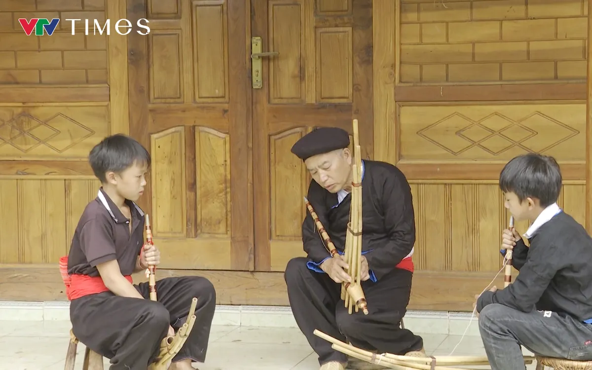 Ông Thào đang say sưa dạy khèn cho những đứa trẻ trong bản. Ông Thào đang say sưa dạy khèn cho những đứa trẻ trong bản.
