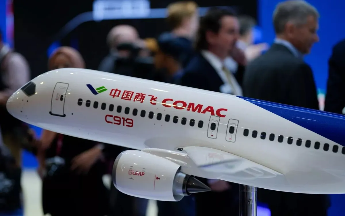 Comac tiết lộ rằng họ đặt mục tiêu đưa máy bay phản lực C919 của mình bắt đầu bay trên các tuyến thương mại đến Đông Nam Á vào năm 2026 (Ảnh: AP) Comac tiết lộ rằng họ đặt mục tiêu đưa máy bay phản lực C919 của mình bắt đầu bay trên các tuyến thương mại đến Đông Nam Á vào năm 2026 (Ảnh: AP)