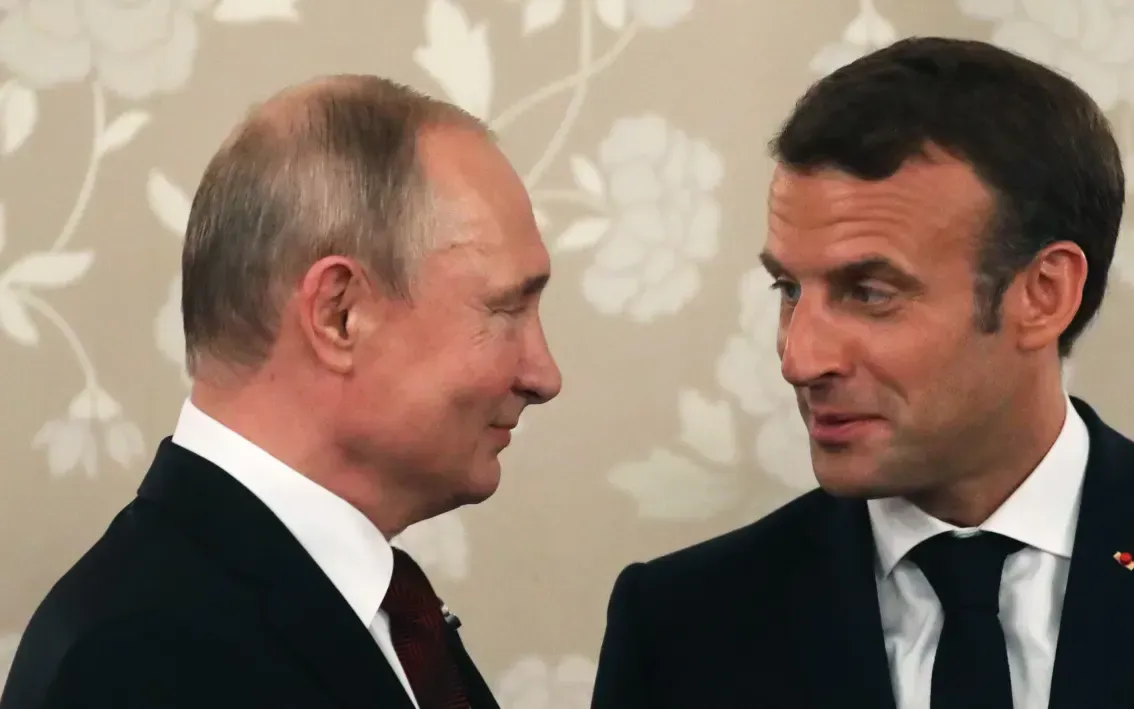 Tổng thống Pháp Emmanuel Macron (phải) và Tổng thống Nga Vladimir Putin tham dự cuộc họp song phương bên lề Hội nghị thượng đỉnh G20 tại Osaka, Nhật Bản vào ngày 28/6/2019. (Ảnh: AFP/Getty Images) Tổng thống Pháp Emmanuel Macron (phải) và Tổng thống Nga Vladimir Putin tham dự cuộc họp song phương bên lề Hội nghị thượng đỉnh G20 tại Osaka, Nhật Bản vào ngày 28/6/2019. (Ảnh: AFP/Getty Images)