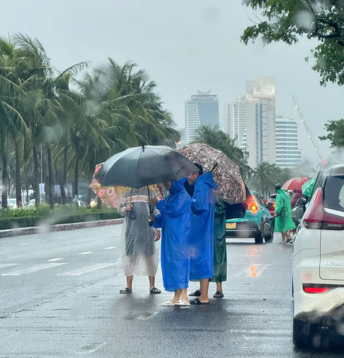 Mất trật tự đô thị trên tuyến đường ven biển Đà Nẵng: Bao giờ dẹp được? - Ảnh 2.