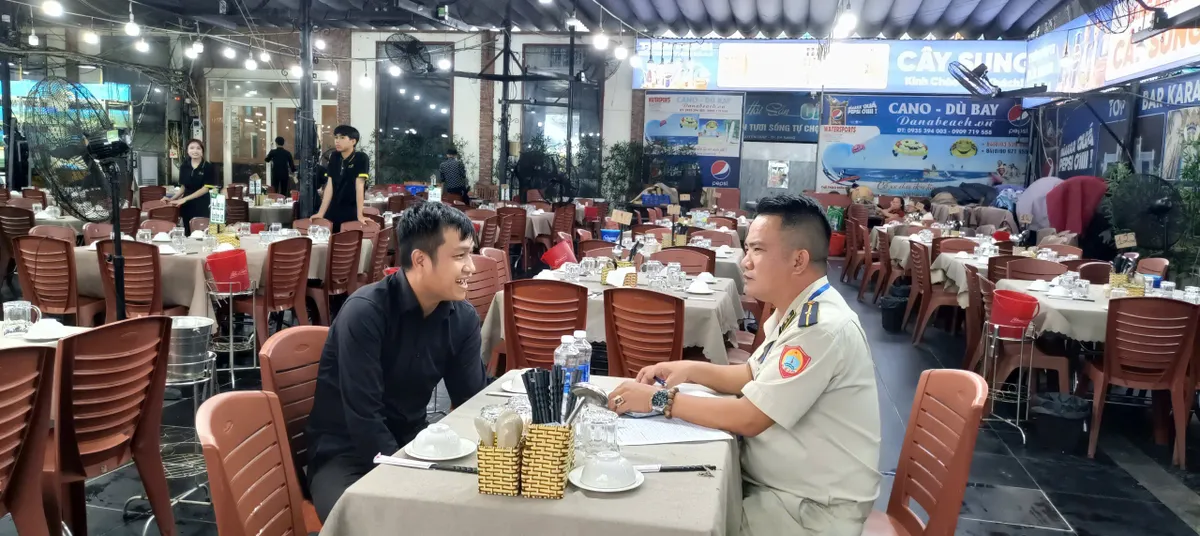 Mất trật tự đô thị trên tuyến đường ven biển Đà Nẵng: Bao giờ dẹp được? - Ảnh 3.