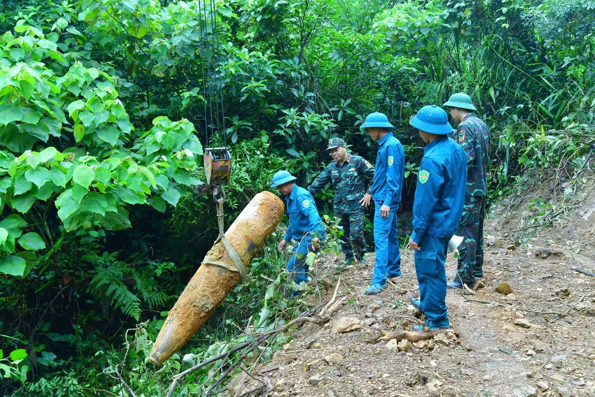 Nghệ An: Tiêu huỷ quả bom nặng nửa tấn còn nguyên kíp nổ, cách nhà dân 50m - Ảnh 1.