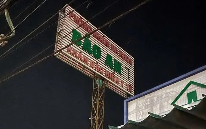 Ông T sau khi leo lên bảng quảng cáo cao 15m đã bị mắc kẹt không xuống được. Ông T sau khi leo lên bảng quảng cáo cao 15m đã bị mắc kẹt không xuống được.