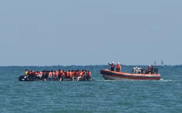 Một tàu chặn thuyền chở người di cư trên eo biển Manche, gần Calais, ngày 19/1/2024. (Ảnh: PA Media)