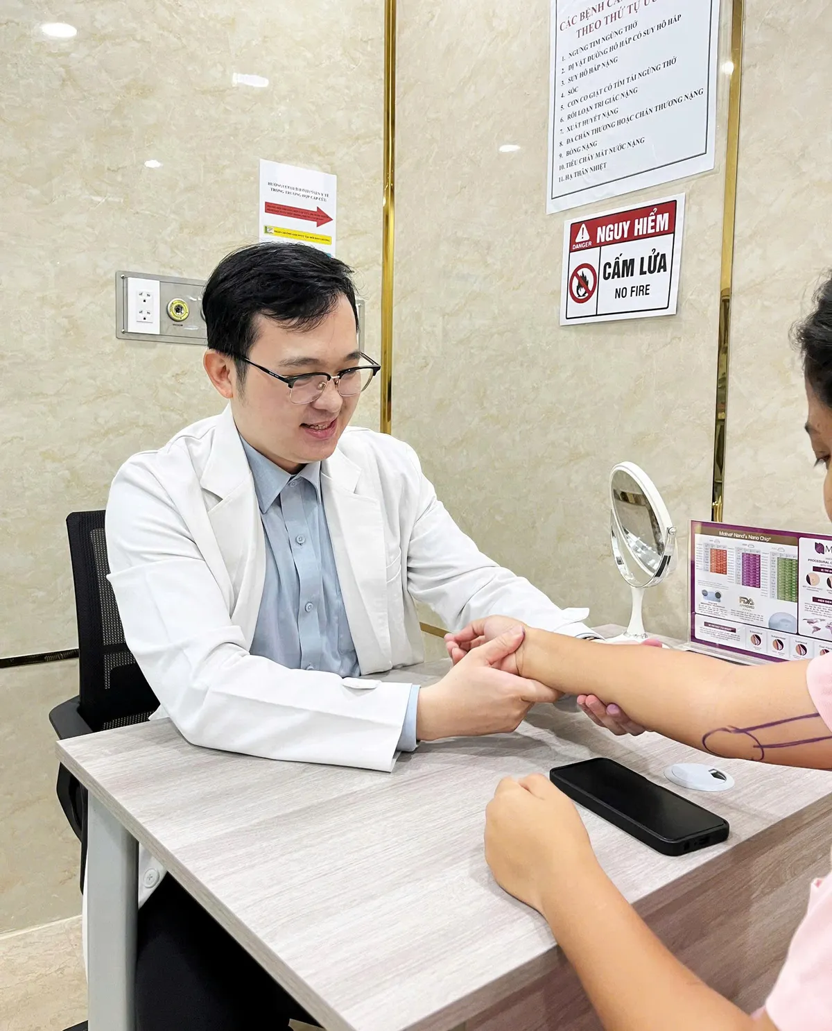 Hút mỡ bụng có những rủi ro và ảnh hưởng gì? - Ảnh 1.