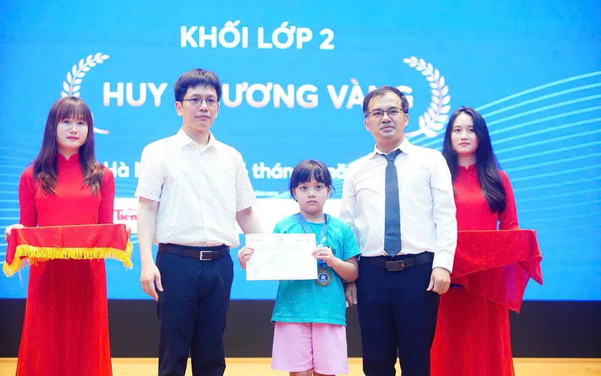 Ban tổ chức trao giải và giấy chứng nhận cho các thí sinh.
Ban tổ chức trao giải và giấy chứng nhận cho các thí sinh.