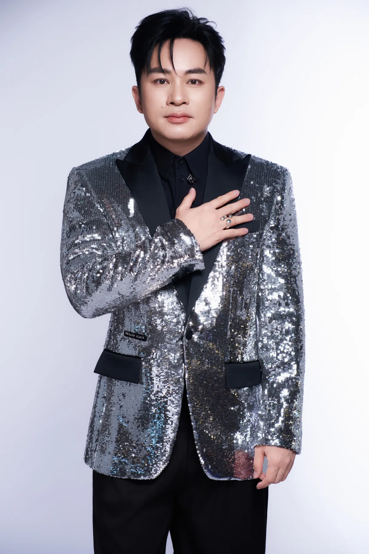 Tùng Dương thể hiện ca khúc ca ngợi đất nước trong kỷ nguyên mới- Ảnh 1. Tùng Dương thể hiện ca khúc ca ngợi đất nước trong kỷ nguyên mới- Ảnh 1.