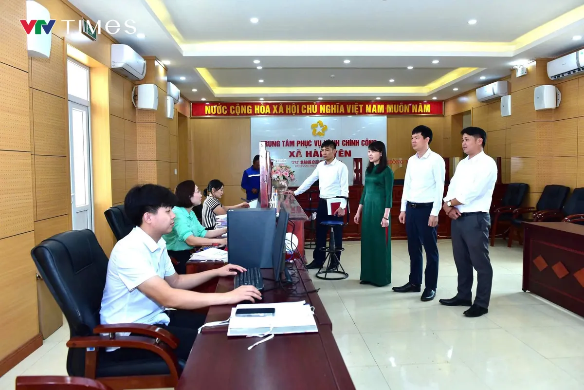 Tuyên Quang: Cán bộ tận tình, người dân phấn khởi làm thủ tục cấp sổ đỏ ngay tại xã - Ảnh 5.