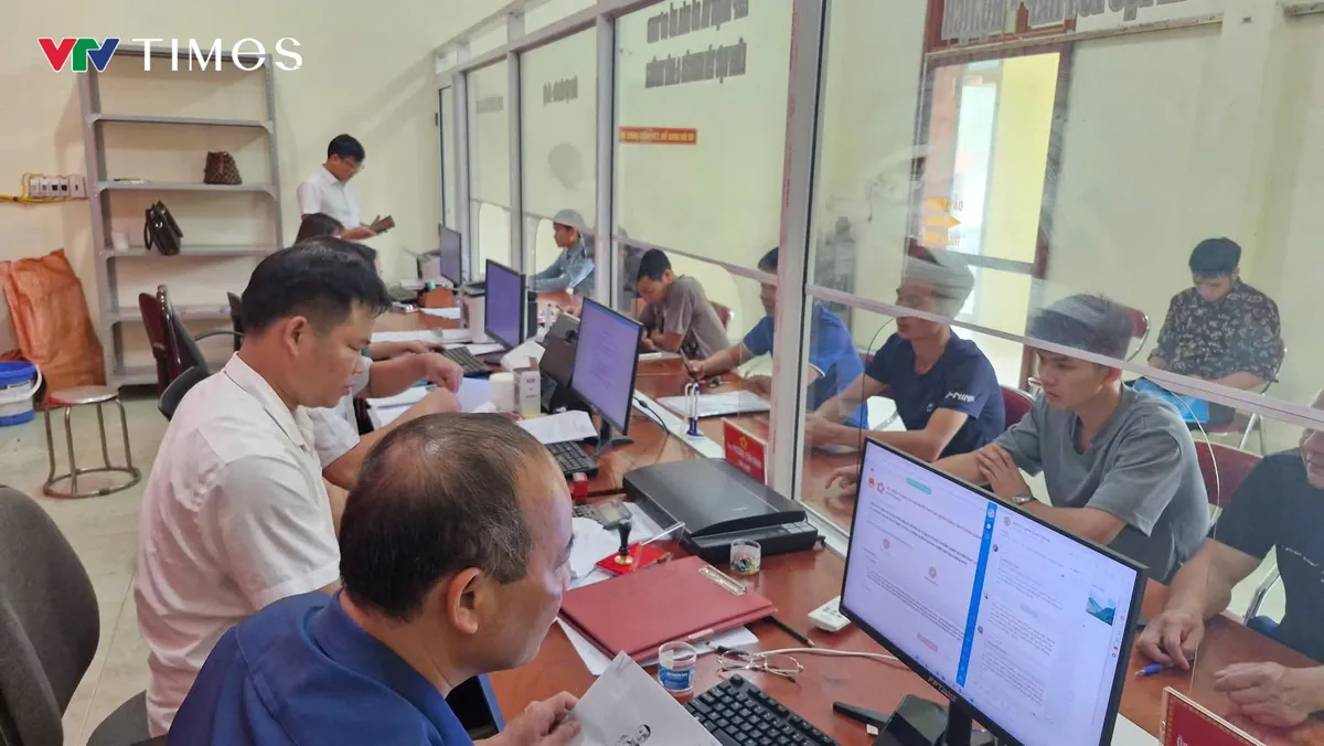 Tuyên Quang: Cán bộ tận tình, người dân phấn khởi làm thủ tục cấp sổ đỏ ngay tại xã - Ảnh 3.