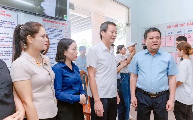 Chủ tịch UBND tỉnh Quảng Trị Trần Phong (thứ hai từ bên phải ảnh) đi kiểm tra tại Trung tâm phục vụ hành chính công xã Hướng Hiệp Chủ tịch UBND tỉnh Quảng Trị Trần Phong (thứ hai từ bên phải ảnh) đi kiểm tra tại Trung tâm phục vụ hành chính công xã Hướng Hiệp