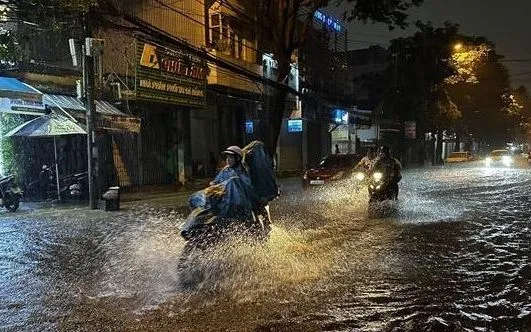 Các phương tiện giao thông lưu thông trên nhiều tuyến đường bị ngập nước tại Trung tâm thành phố Đà Nẵng. Ảnh: TTXVN Các phương tiện giao thông lưu thông trên nhiều tuyến đường bị ngập nước tại Trung tâm thành phố Đà Nẵng. Ảnh: TTXVN