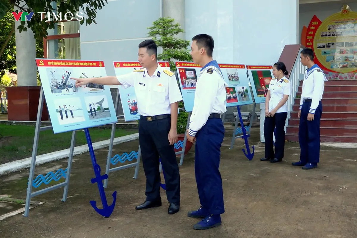 Vùng 5 Hải quân trưng bày ảnh “Tự hào người chiến sĩ Hải quân” - Ảnh 3.