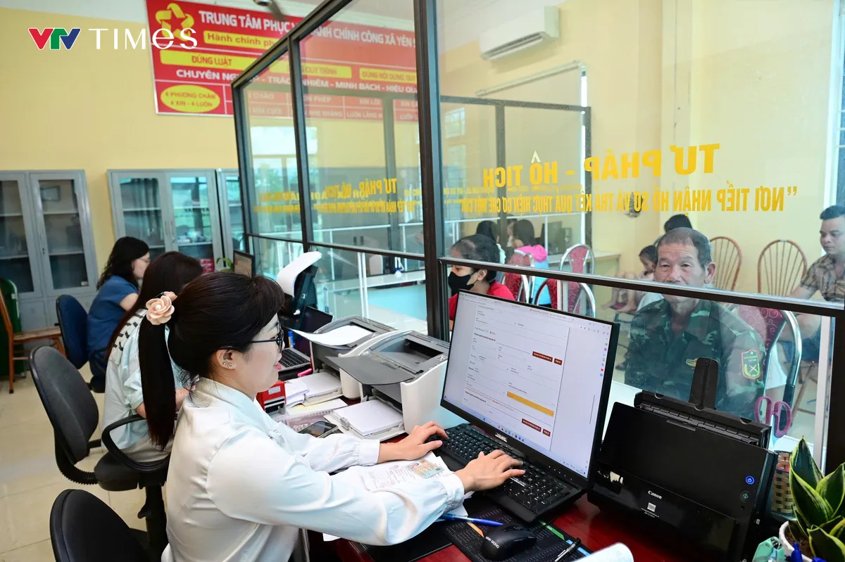 Tuyên Quang: Cán bộ tận tình, người dân phấn khởi làm thủ tục cấp sổ đỏ ngay tại xã - Ảnh 2.