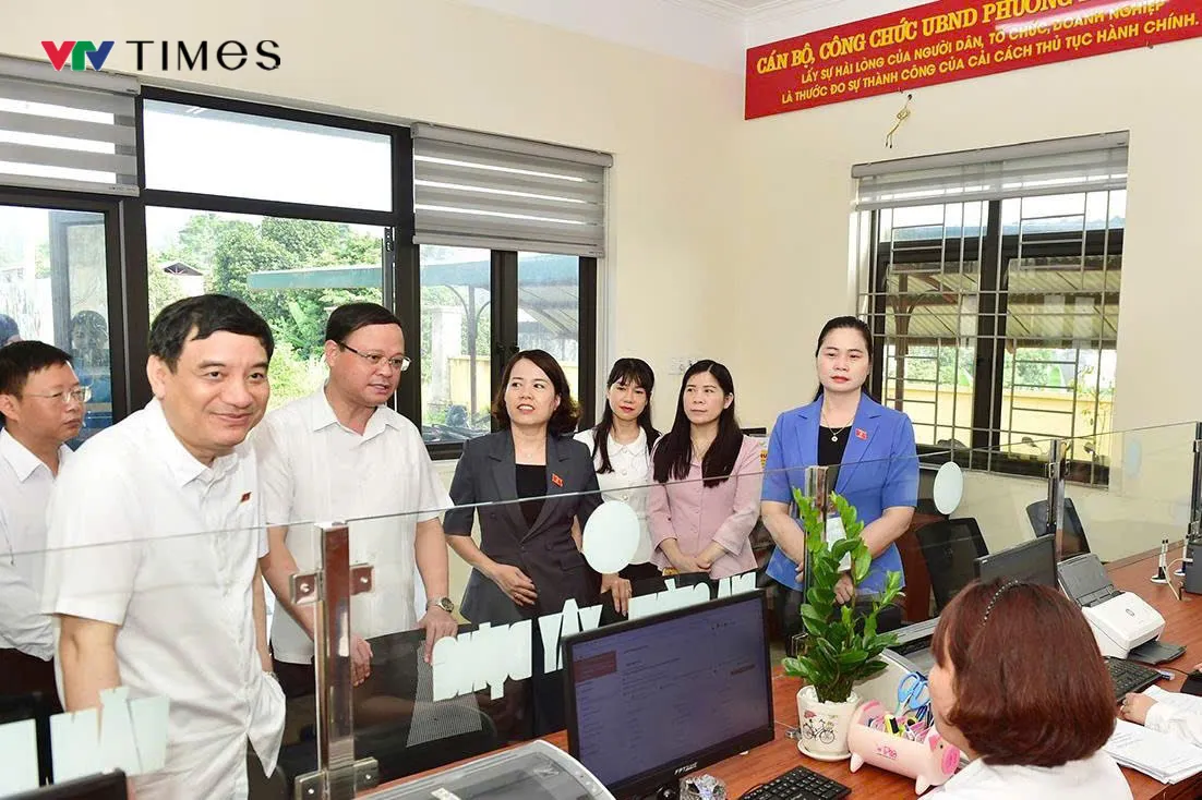 Tuyên Quang: Cán bộ tận tình, người dân phấn khởi làm thủ tục cấp sổ đỏ ngay tại xã - Ảnh 1.