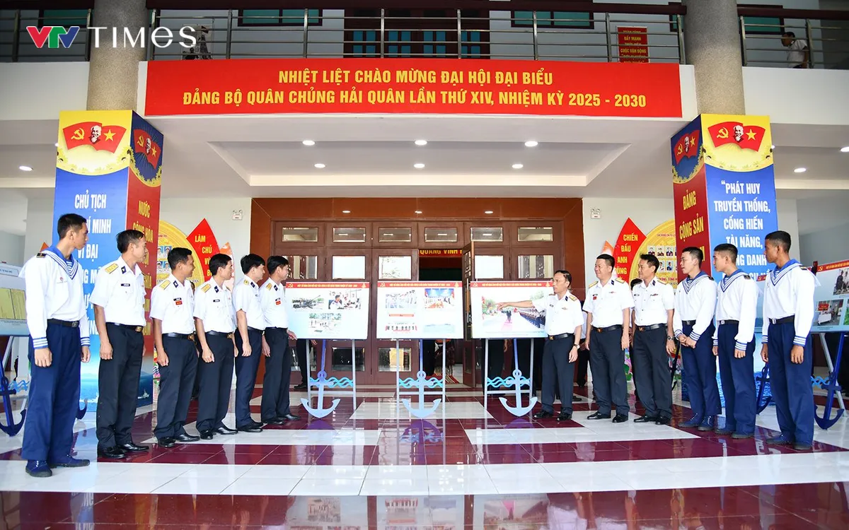 Các đại biểu tham quan trưng bày ảnh ''Tự hào người chiến sĩ Hải quân''