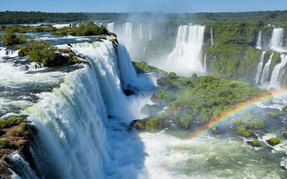 Thác Iguazu ở phía Brazil, dãy thác dài nhất thế giới và là một trong 7 kỳ quan thiên nhiên của thế giới. (Ảnh: Iguazu Fall)
